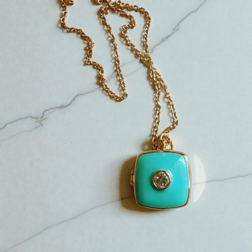 Square green drip oil .8"x.8" locket on a 17.8" chain with a 2" extender; NWOT
